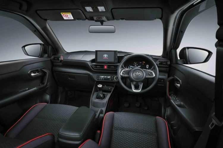 Bước vào bên trong, khoang nội thất của New Raize được nâng cấp theo hướng sang trọng và đồng nhất hơn. Sự xuất hiện của tông màu ghi xám Gun Metallic trên tay nắm cửa và bảng điều khiển trung tâm, kết hợp cùng trần xe màu đen huyền bí đã tạo nên không gian cabin vừa hiện đại vừa cao cấp.