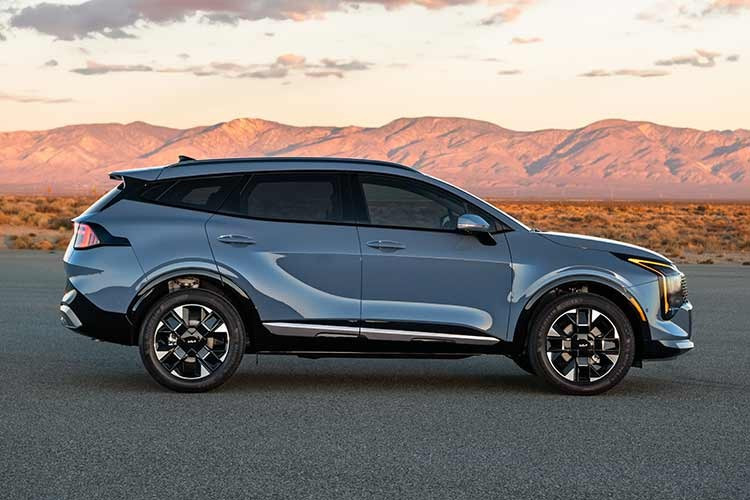 Về Kia Sportage 2026 mới, xe được cung cấp các tùy chọn hệ truyền động đốt trong, hybrid và plug-in hybrid. Động cơ 2.5L 4 xi-lanh cơ bản không thay đổi, cho công suất 187 mã lực và kết hợp với hộp số tự động tám cấp.