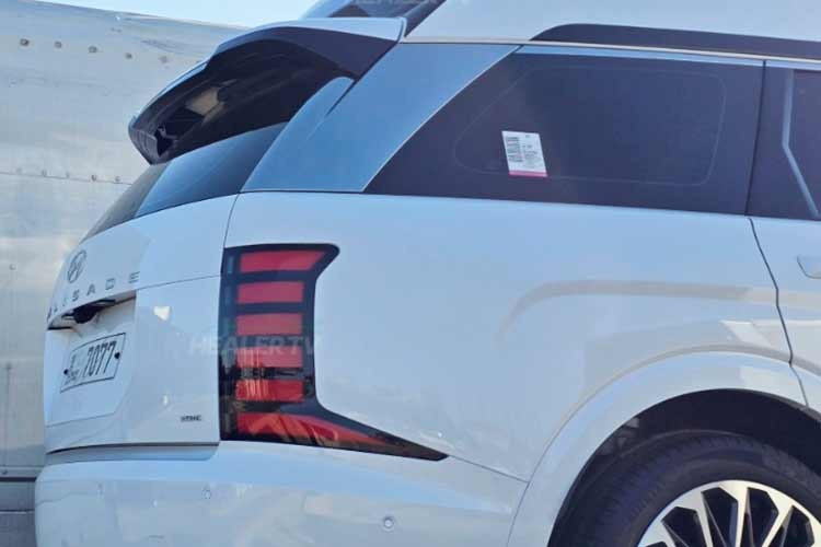 Khác biệt hoàn toàn với các dòng MPV hay xe van truyền thống, Palisade High Roof vẫn kiên định sử dụng nền tảng kiến trúc SUV flagship của Hyundai nhưng được tinh chỉnh để tập trung tối đa vào trải nghiệm sang trọng và sự thoải mái của hàng ghế sau. Những hình ảnh chụp lén cho thấy cấu hình trần xe được nâng cao - chi tiết giống với Kia Carnival bản "Thacoroyal" tại Việt Nam.