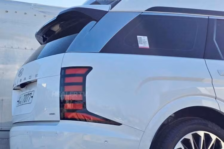 Khác biệt hoàn toàn với các dòng MPV hay xe van truyền thống, Palisade High Roof vẫn kiên định sử dụng nền tảng kiến trúc SUV flagship của Hyundai nhưng được tinh chỉnh để tập trung tối đa vào trải nghiệm sang trọng và sự thoải mái của hàng ghế sau. Những hình ảnh chụp lén cho thấy cấu hình trần xe được nâng cao - chi tiết giống với Kia Carnival bản "Thacoroyal" tại Việt Nam.