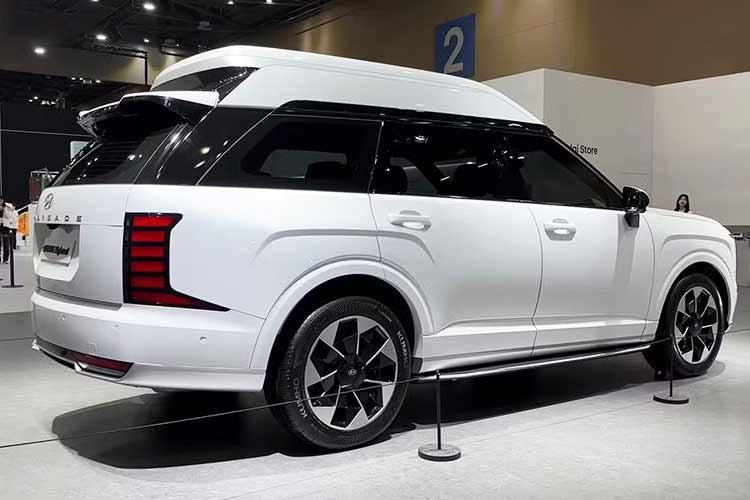 Đồng thời, hệ thống treo của xe nhiều khả năng cũng sẽ được thiết lập lại theo hướng mềm mại hơn, đảm bảo triệt tiêu mọi rung động từ mặt đường để mang đến trải nghiệm êm ái nhất cho các hành khách ở hàng ghế sau.