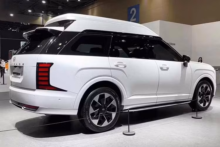 Đồng thời, hệ thống treo của xe nhiều khả năng cũng sẽ được thiết lập lại theo hướng mềm mại hơn, đảm bảo triệt tiêu mọi rung động từ mặt đường để mang đến trải nghiệm êm ái nhất cho các hành khách ở hàng ghế sau.