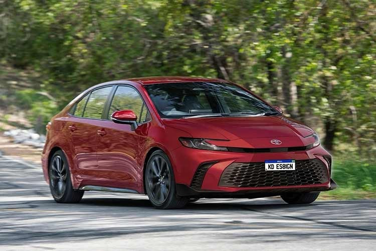 Mới đây, bản phác họa kỹ thuật số của Toyota Corolla 2027 mới đã xuất hiện, hé lộ diện mạo mới đầy cá tính và sắc sảo. Bản dựng này được thực hiện bởi nhà thiết kế người Brazil Kleber Silva (KDesign AG), lấy cảm hứng từ "đàn anh" Camry và mẫu crossover thuần điện bZ4X.