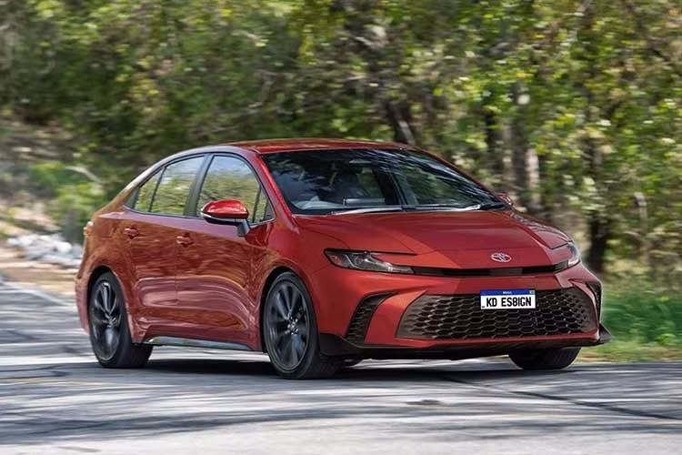 Mới đây, bản phác họa kỹ thuật số của Toyota Corolla 2027 mới đã xuất hiện, hé lộ diện mạo mới đầy cá tính và sắc sảo. Bản dựng này được thực hiện bởi nhà thiết kế người Brazil Kleber Silva (KDesign AG), lấy cảm hứng từ "đàn anh" Camry và mẫu crossover thuần điện bZ4X.