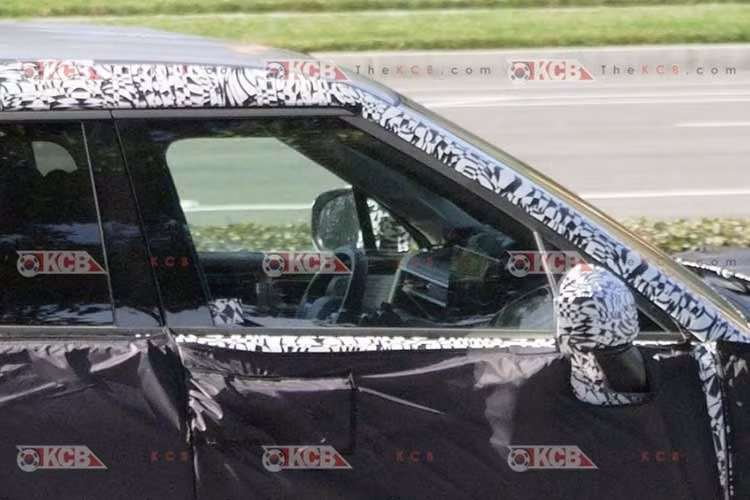 SantaFe là mẫu SUV chiến lược toàn cầu của Hyundai, và phiên bản nâng cấp giữa vòng đời 2027 hứa hẹn sẽ mang đến nhiều thay đổi về công nghệ và trải nghiệm người dùng. Những hình ảnh rò rỉ lần này phần nào hé lộ hướng đi hiện đại, táo bạo hơn của thương hiệu Hàn Quốc trong thiết kế nội thất.