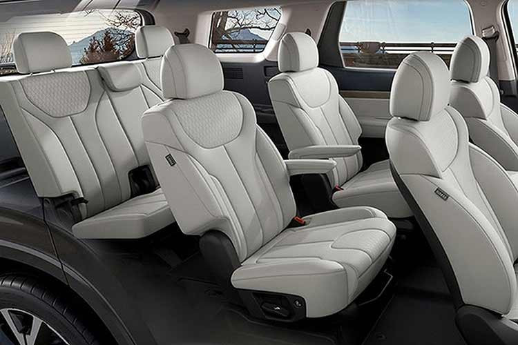 Không gian bên trong hứa hẹn sẽ được hoàn thiện với các vật liệu cao cấp như da thượng hạng, ốp gỗ sang trọng, cùng hệ thống đèn viền nội thất đa sắc và các màn hình giải trí kích thước lớn gắn trần. Ngoài ra, khả năng cách âm của xe cũng được dự báo sẽ cải thiện đáng kể để mang lại sự yên tĩnh tuyệt đối, định vị mẫu xe này như một lựa chọn thay thế hợp lý cho các dòng xe van hạng sang đắt đỏ.