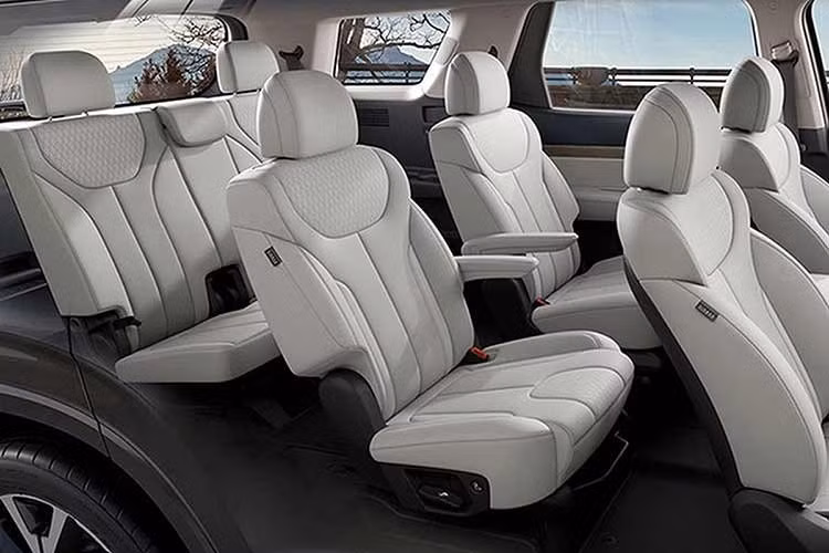 Không gian bên trong hứa hẹn sẽ được hoàn thiện với các vật liệu cao cấp như da thượng hạng, ốp gỗ sang trọng, cùng hệ thống đèn viền nội thất đa sắc và các màn hình giải trí kích thước lớn gắn trần. Ngoài ra, khả năng cách âm của xe cũng được dự báo sẽ cải thiện đáng kể để mang lại sự yên tĩnh tuyệt đối, định vị mẫu xe này như một lựa chọn thay thế hợp lý cho các dòng xe van hạng sang đắt đỏ.