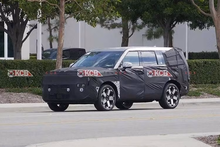 Ngoài diện mạo, Hyundai cũng xác nhận nâng cấp hệ truyền động. Toàn bộ các bản dùng động cơ tăng áp 2.5L sẽ loại bỏ hộp số ly hợp kép 8 cấp, thay bằng hộp số tự động thủy lực nhằm cải thiện trải nghiệm vận hành sau nhiều phản ánh về sự giật cục và sang số kém mượt.