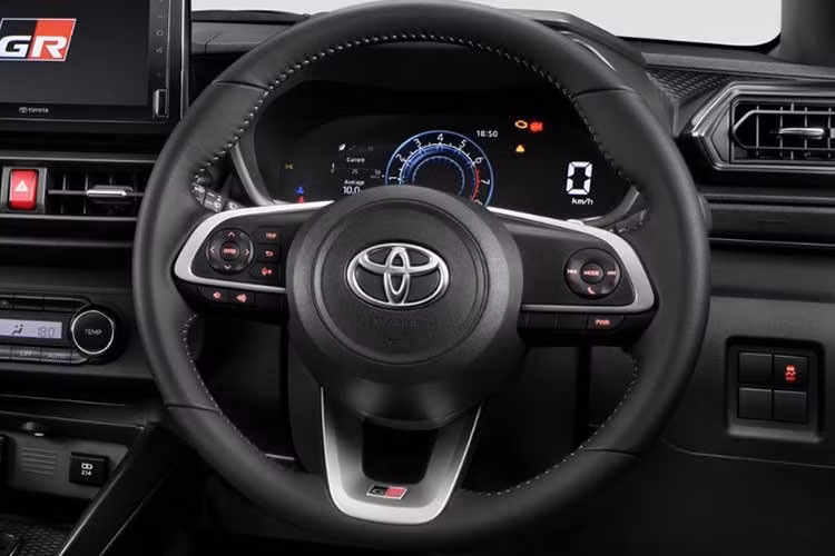 Đặc biệt, hệ thống giải trí trên tất cả các phiên bản hiện nay đều đã hỗ trợ kết nối Android Auto và Apple CarPlay không dây. Đáng chú ý, biến thể 1.2 G được ưu ái nâng cấp màn hình cảm ứng từ 8 inch lên 9 inch, giúp người dùng thao tác trực quan và dễ dàng hơn trong quá trình di chuyển.