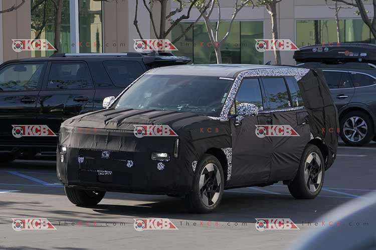 Điểm nổi bật dễ nhận thấy nhất của nội thất Hyundai SantaFe facelift 2027 là màn hình trung tâm Pleos Connect đã từng xuất hiện trước đó. Tuy nhiên lần này, chi tiết thu hút sự chú ý chính là thiết kế vô-lăng hoàn toàn mới.