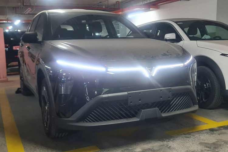 Thông tin từ đại lý chia sẻ về mẫu xe điện VinFast VF MPV 7 mới vừa xuất hiện đã gây sự chú ý đặc biệt của người tiêu dùng Việt. Theo đó, đây là phiên bản MPV cao cấp hơn, được định vị dành cho khách hàng cá nhân và gia đình, khác với Limo Green vốn tập trung vào nhóm người dùng kinh doanh vận tải.