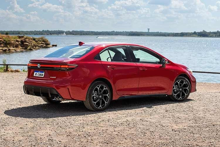 Bản dựng này tạo nên chiếc sedan có diện mạo hiện đại, góc cạnh và giàu cảm xúc hơn. Ở phần đầu xe, Corolla 2027 gây ấn tượng với thiết kế “đầu búa” đặc trưng, kết hợp cụm đèn pha mảnh hiện đại và lưới tản nhiệt tổ ong được tích hợp gọn gàng trong cản trước.