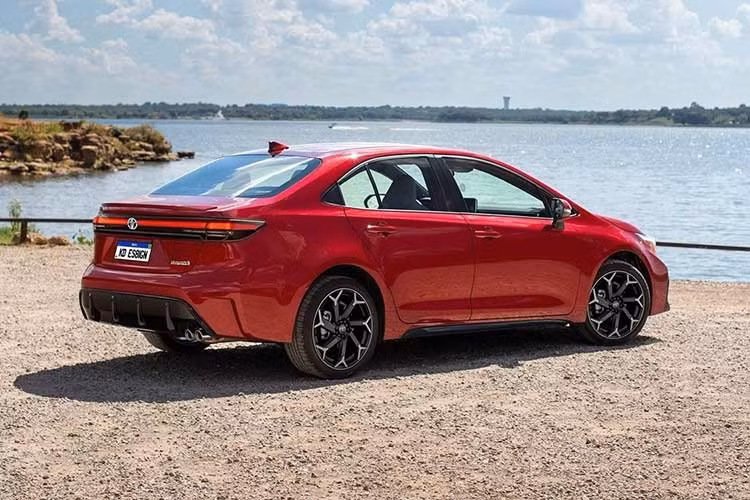 Bản dựng này tạo nên chiếc sedan có diện mạo hiện đại, góc cạnh và giàu cảm xúc hơn. Ở phần đầu xe, Corolla 2027 gây ấn tượng với thiết kế “đầu búa” đặc trưng, kết hợp cụm đèn pha mảnh hiện đại và lưới tản nhiệt tổ ong được tích hợp gọn gàng trong cản trước.