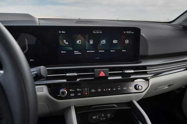 Một nghiên cứu năm 2023 chỉ ra rằng có tới 80% xe mới bán ra sử dụng các màu sắc thuộc nhóm grayscale (trắng, xám, đen và bạc), tăng mạnh so với mức 60,3% vào năm 2004. Màu trắng vẫn chiếm ưu thế với 27,6%, tiếp theo là đen (22%) và xám (21,3%). Các màu nổi bật như xanh dương và đỏ chỉ chiếm lần lượt 8,9% và 7,3%.