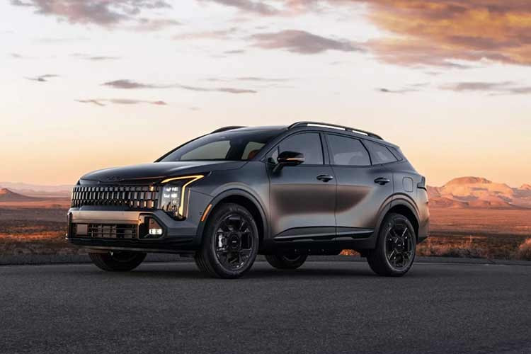 Không chỉ Sportage, các mẫu xe khác của Kia như Sorento hay Telluride cũng đi theo hướng tương tự. Sorento hiện chỉ có vài lựa chọn màu nổi bật như Mineral Blue, Cityscape Green và Volcanic Sand, trong khi Telluride chỉ có hai màu thiên về sắc lạnh là Dark Moss và Midnight Lake Blue.