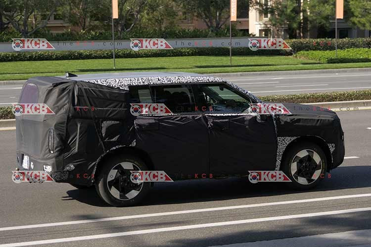 Theo những hình ảnh quan sát, không chỉ thay đổi về hình dáng mà các phím điều khiển trên vô-lăng được cho là lấy cảm hứng trực tiếp từ phong cách thiết kế của Tesla – tạo nên sự khác biệt đáng kể so với các mẫu xe Hyundai hiện tại.