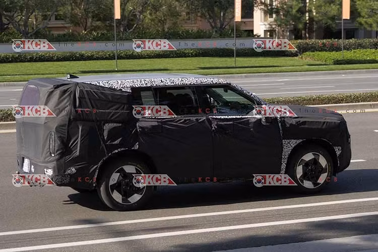 Theo những hình ảnh quan sát, không chỉ thay đổi về hình dáng mà các phím điều khiển trên vô-lăng được cho là lấy cảm hứng trực tiếp từ phong cách thiết kế của Tesla – tạo nên sự khác biệt đáng kể so với các mẫu xe Hyundai hiện tại.