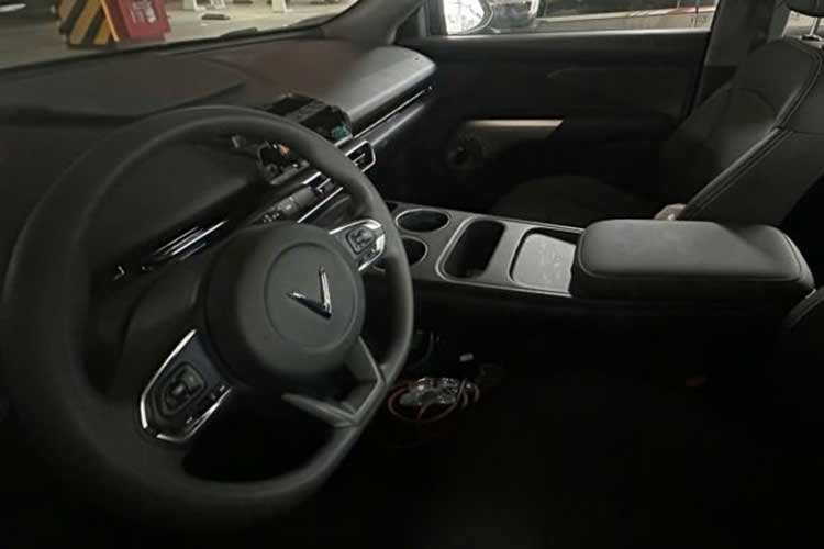 Những thay đổi này được xem là bước điều chỉnh để VF MPV 7 tiệm cận hơn với nhóm người dùng gia đình, vốn quan tâm nhiều đến yếu tố thẩm mỹ và tiện nghi. Không gian nội thất được cho là có nhiều cải tiến so với Limo Green. Xe sử dụng ghế bọc giả da, điều hòa tự động hai vùng độc lập và màn hình giải trí trung tâm kích thước 10,1 inch.