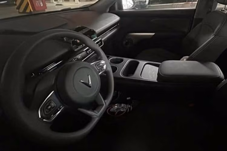 Những thay đổi này được xem là bước điều chỉnh để VF MPV 7 tiệm cận hơn với nhóm người dùng gia đình, vốn quan tâm nhiều đến yếu tố thẩm mỹ và tiện nghi. Không gian nội thất được cho là có nhiều cải tiến so với Limo Green. Xe sử dụng ghế bọc giả da, điều hòa tự động hai vùng độc lập và màn hình giải trí trung tâm kích thước 10,1 inch.