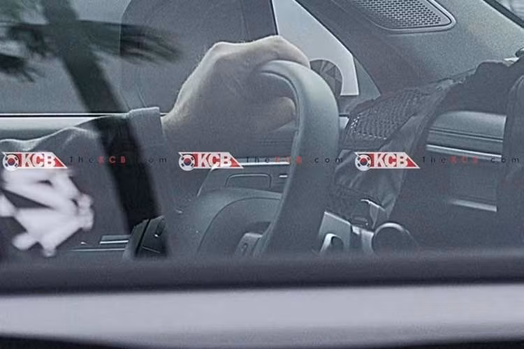 Về ngoại thất, xe được cho là sẽ áp dụng ngôn ngữ thiết kế “Art of Steel” mới, từng ra mắt trên mẫu NEXO. Phần đầu xe nổi bật với cụm đèn pha mảnh hơn, đèn định vị LED đặt bên hông, cùng lưới tản nhiệt bốn nan tinh gọn thay thế cho phong cách hầm hố trước đây. Thân xe được thiết kế trau chuốt hơn với đường gân ngang tạo cảm giác bề thế.