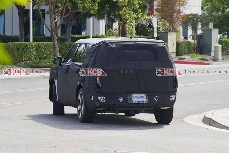 Thay đổi về thiết kế được kỳ vọng sẽ giúp SantaFe 2027 lấy lại sức hút, sau khi phong cách vuông vức, đậm chất off-road của phiên bản hiện tại vấp phải nhiều ý kiến trái chiều. Doanh số tại Hàn Quốc sụt giảm, dù bổ sung thêm biến thể hybrid, cho thấy Hyundai cần một bước đi mới để cạnh tranh với các đối thủ như Kia Sorento hay Toyota Highlander.