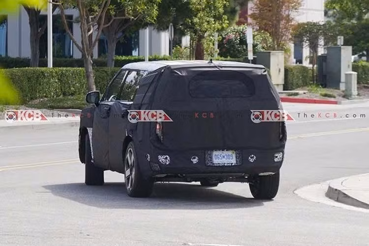 Thay đổi về thiết kế được kỳ vọng sẽ giúp SantaFe 2027 lấy lại sức hút, sau khi phong cách vuông vức, đậm chất off-road của phiên bản hiện tại vấp phải nhiều ý kiến trái chiều. Doanh số tại Hàn Quốc sụt giảm, dù bổ sung thêm biến thể hybrid, cho thấy Hyundai cần một bước đi mới để cạnh tranh với các đối thủ như Kia Sorento hay Toyota Highlander.