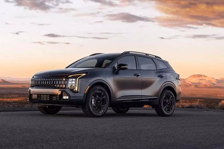 Không chỉ Sportage, các mẫu xe khác của Kia như Sorento hay Telluride cũng đi theo hướng tương tự. Sorento hiện chỉ có vài lựa chọn màu nổi bật như Mineral Blue, Cityscape Green và Volcanic Sand, trong khi Telluride chỉ có hai màu thiên về sắc lạnh là Dark Moss và Midnight Lake Blue.