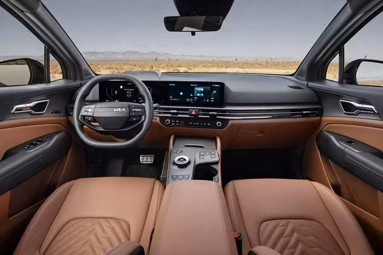 Ngay cả các dòng xe như K4, K5 hay EV6 cũng bị giới hạn ở những lựa chọn đơn sắc, ngoại trừ một số màu xanh hoặc đỏ khá trầm.Thực tế cho thấy, đây không chỉ là lựa chọn riêng của Kia mà phản ánh xu hướng thị trường toàn cầu.