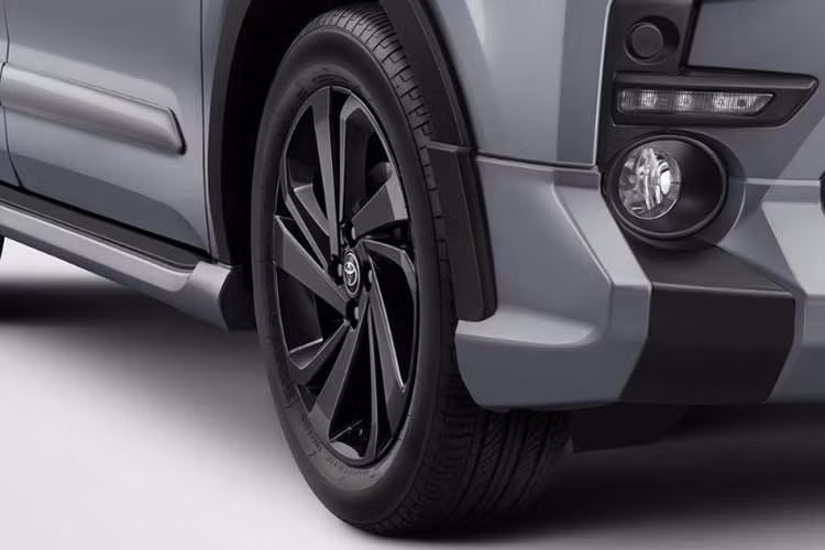 Điểm nhấn đáng chú ý nhất nằm ở ngoại thất của các phiên bản Raize GR Sport và GR Sport TSS 2026 mới khi Toyota đã tinh chỉnh bộ bodykit khí động học để xe trông thể thao và thanh lịch hơn.