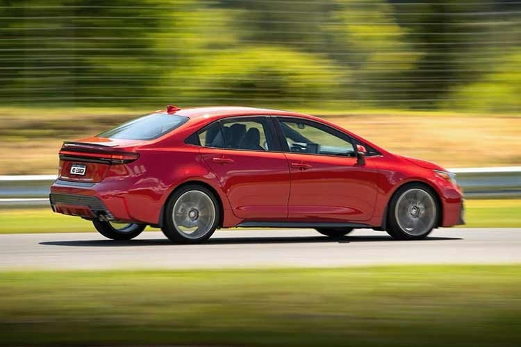 Trong khi phần đuôi xe được tinh chỉnh mạnh mẽ với cánh gió tích hợp, cụm đèn hậu LED kéo dài cùng dải LED chạy ngang, và bộ khuếch tán sơn đen bóng tích hợp hai ống xả ,amg phong cách thể thao hơn thế hệ hiện tại.