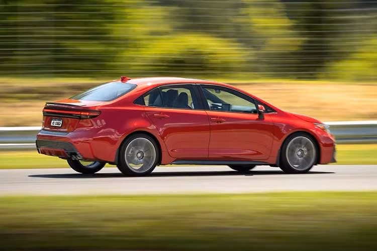 Trong khi phần đuôi xe được tinh chỉnh mạnh mẽ với cánh gió tích hợp, cụm đèn hậu LED kéo dài cùng dải LED chạy ngang, và bộ khuếch tán sơn đen bóng tích hợp hai ống xả ,amg phong cách thể thao hơn thế hệ hiện tại.