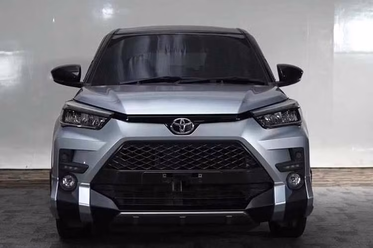 Việc Toyota nhanh chóng cập nhật phiên bản mới cho Raize tại khu vực Đông Nam Á được xem là động thái chiến lược để giành lại thị phần. Tại Việt Nam, mẫu xe này đang chịu áp lực lớn từ các đối thủ cùng phân khúc cả về doanh số lẫn tốc độ đổi mới sản phẩm. Chính vì vậy, nhiều chuyên gia dự báo bản nâng cấp với gói trang bị thể thao này sẽ sớm được đưa về nước trong thời gian tới.