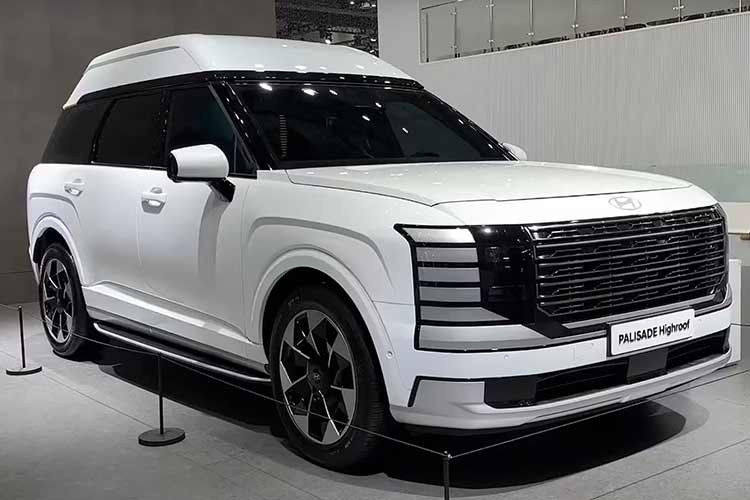 Về thiết kế ngoại thất, điểm thay đổi đáng chú ý nhất chính là phần mui xe được nâng lên đáng kể. Chi tiết này giúp mở rộng không gian phía trên đầu, tạo nên một khoang cabin thoáng đãng và mang lại cảm giác như một phòng chờ hạng sang, đặc biệt phù hợp cho mục đích đưa đón VIP hoặc sử dụng gia đình cao cấp.