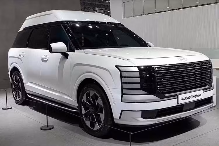 Về thiết kế ngoại thất, điểm thay đổi đáng chú ý nhất chính là phần mui xe được nâng lên đáng kể. Chi tiết này giúp mở rộng không gian phía trên đầu, tạo nên một khoang cabin thoáng đãng và mang lại cảm giác như một phòng chờ hạng sang, đặc biệt phù hợp cho mục đích đưa đón VIP hoặc sử dụng gia đình cao cấp.