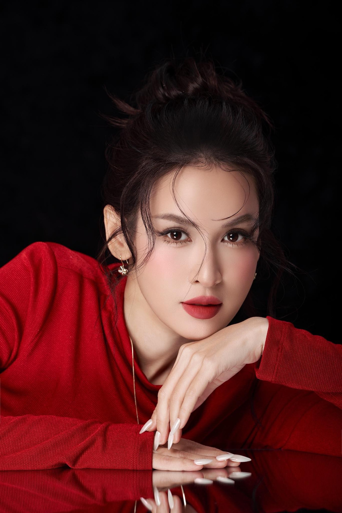 Mỗi khoảnh khắc đều mang thần thái tự tin, cuốn hút như một nàng thơ bước ra từ một bộ phim thời trang.