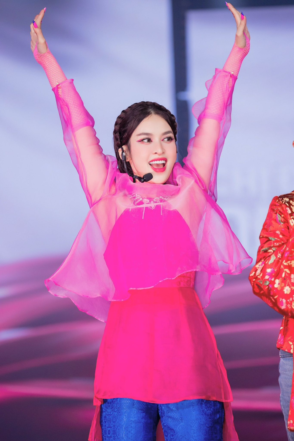 Không chỉ quen mặt với khán giả miền Nam, Tú Vi còn được biết đến tại miền Bắc qua vai diễn trong bộ phim Trang Trại Hoa Hồng. Năm 2014, cô góp mặt trong bộ phim điện ảnh nổi tiếng Quả Tim Máu của đạo diễn Victor Vũ, tác phẩm góp phần đưa tên tuổi cô đến gần hơn với công chúng cả nước.