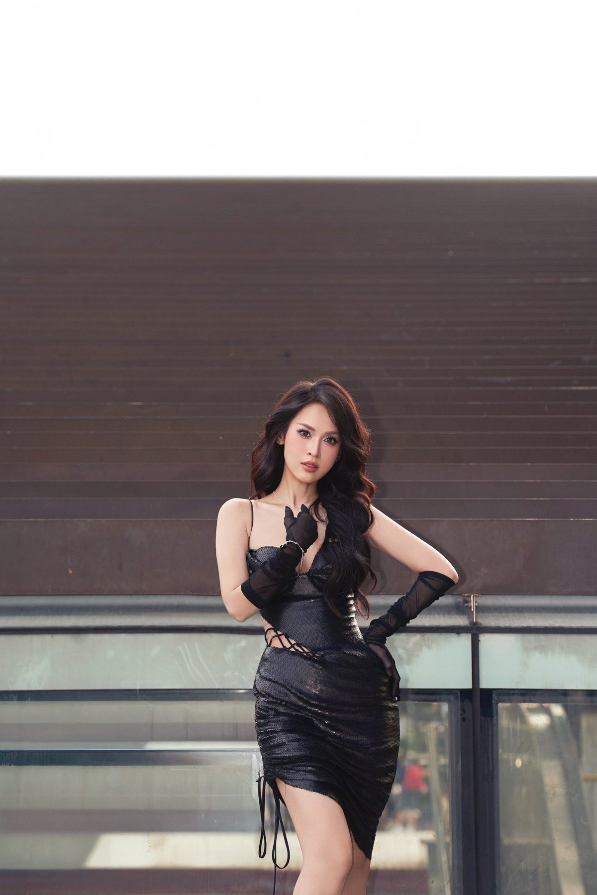 Mái tóc xoăn bồng bềnh càng tôn lên sự sắc sảo của gương mặt, giúp Tú Vi trở nên nổi bật giữa đám đông.