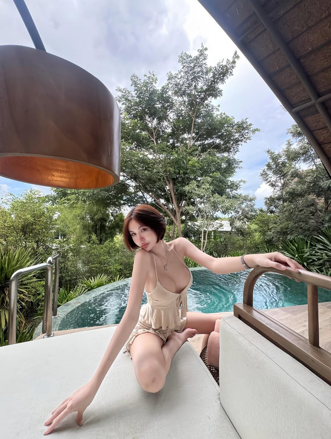 Sở hữu hơn 700.000 người theo dõi trên Instagram và 800.000 người theo dõi trên TikTok, Eve Fari được biết đến như một gương mặt vừa mang nét đẹp châu Á mềm mại, vừa pha nét hiện đại phóng khoáng.