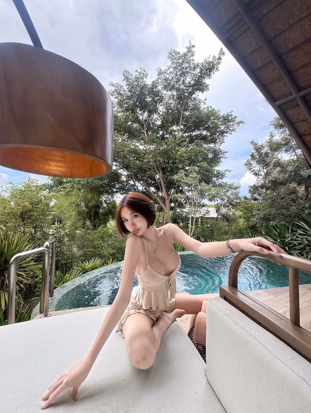 Sở hữu hơn 700.000 người theo dõi trên Instagram và 800.000 người theo dõi trên TikTok, Eve Fari được biết đến như một gương mặt vừa mang nét đẹp châu Á mềm mại, vừa pha nét hiện đại phóng khoáng.