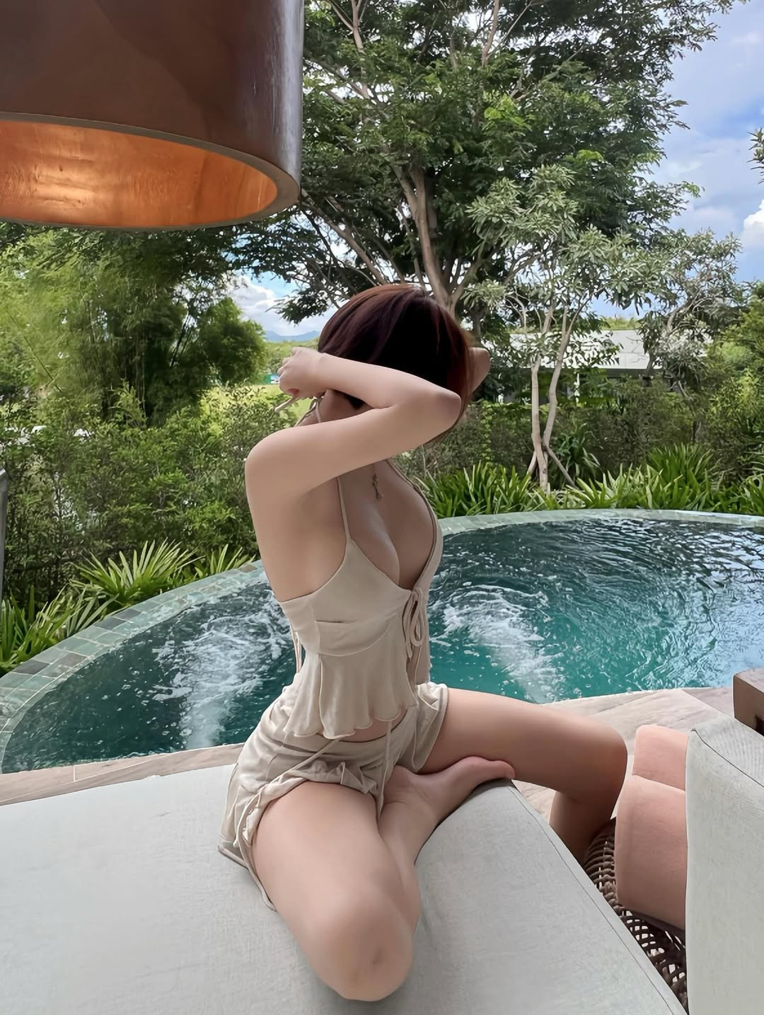 Nhưng dù bối cảnh có đẹp đến đâu, người xem vẫn dễ dàng bị thu hút bởi thần thái và đường cong quyến rũ của cô nàng hơn là cảnh vật phía sau.