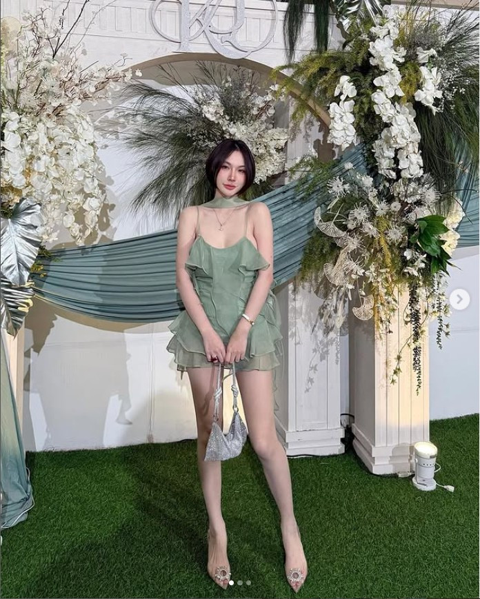 Theo nhiều người nhận xét, Eve Fari biết mình đẹp ở đâu và biết cách dùng nó một cách tinh tế. Không phản cảm, không gây sốc, không tạo scandal.