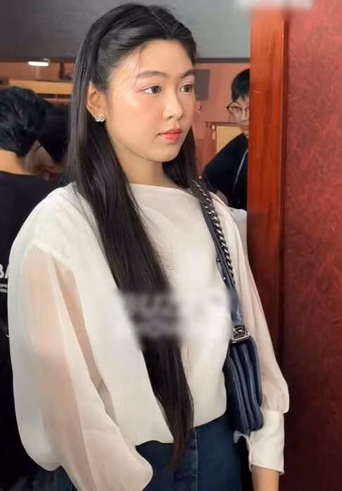 Trong loạt ảnh Lọ Lem xuất hiện với vẻ ngoài mộc mạc, nhẹ nhàng nhưng nổi bật.