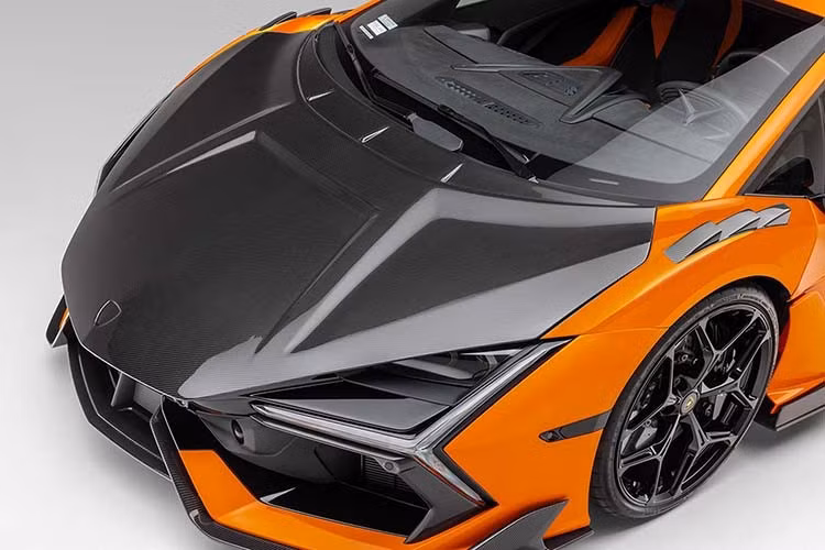 Vorsteiner vẫn giữ nguyên nền tảng của Revuelto, bởi động cơ hybrid V12 plug-in không phải là thứ bạn muốn độ thêm nữa. Hệ thống điện khí hóa này cho tổng công suất 1.001 mã lực ngay khi xuất xưởng, quá mãnh mẽ là nhờ động cơ V12 6,5 lít hút khí tự nhiên và ba động cơ điện.