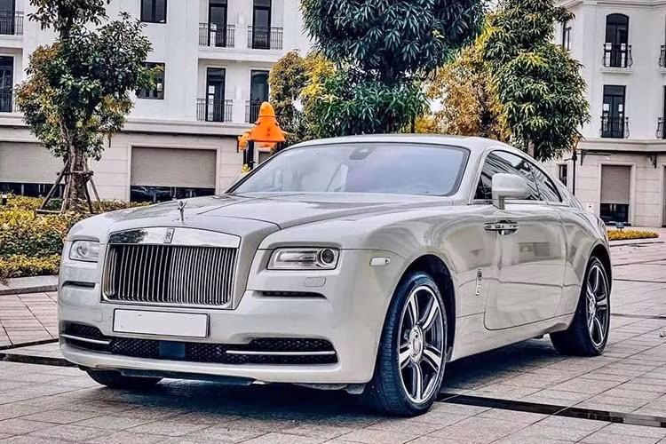 Động cơ kết hợp với hộp số tự động ZF 8 cấp cùng hệ dẫn động cầu sau, nhờ đó, Rolls-Royce Wraith chỉ mất thời gian 4,6 giây là có thể tăng tốc lên 100 km/h từ vị trí xuất phát trước khi đạt tốc độ tối đa 250 km/h.