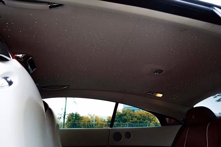 Wraith từng là chiếc xe nhanh nhất được sản xuất bởi Rolls-Royce Motor Cars. Xe được công bố vào tháng 1/2013 và ra mắt tại Geneva Motor Show 2013. Việc giao hàng bắt đầu từ quý 4/2013, hiện xe đã bị khai tử và hiện được thay thế bằng Rolls-Royce Spectre chạy điện.