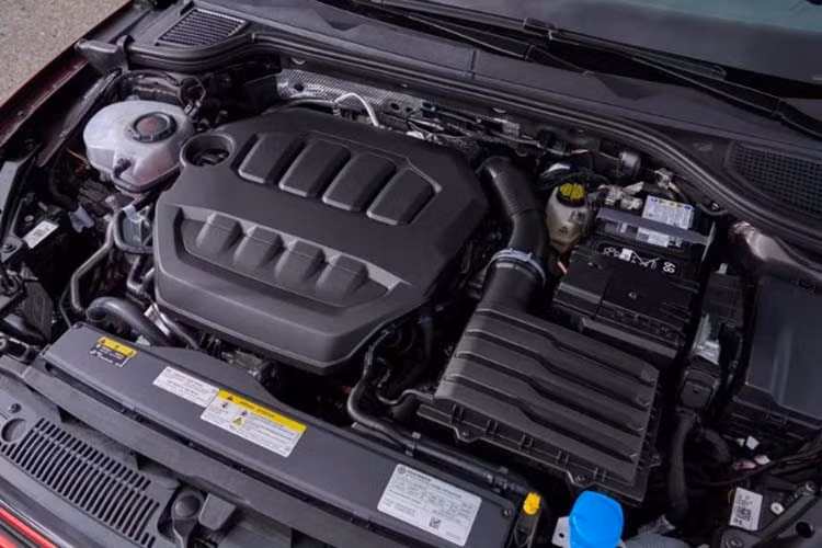 Thứ hai là động cơ 2.0L tăng áp có công suất 245 mã lực, mô-men xoắn 370 Nm, kết hợp dẫn động cầu trước. Thứ ba vẫn là động cơ 2.0L tăng áp nhưng cho công suất 351 mã lực, mô-men xoắn 420 Nm, kết hợp dẫn động 4 bánh 4Motion. Đây sẽ là bản cạnh tranh Civic Type R.