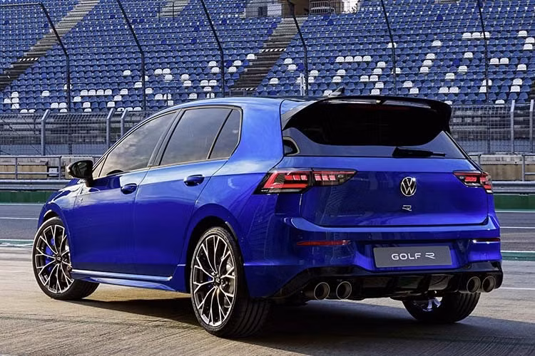 Sự trở lại của Volkswagen Golf chính hãng được xem là tin vui đối với cộng đồng yêu xe, đặc biệt là những người chơi xe châu Âu ưa cảm giác lái.