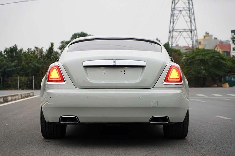 Khi mới về nước xe siêu sang Rolls-Royce Wraith có giá khoảng từ 20 tỷ đồng, như vậy có thể thấy xe chỉ rớt giá đâu đó khoảng hơn 10 tỷ đồng sau khoảng 10 năm xuất hiện.