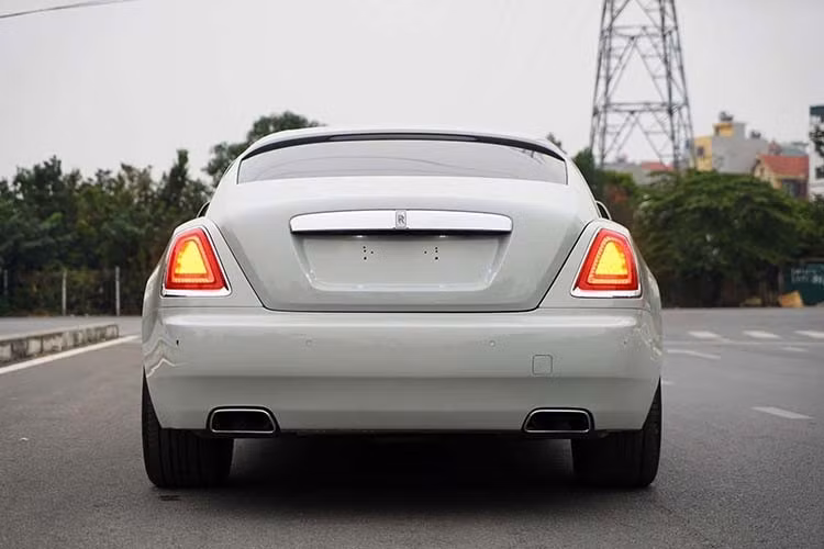 Khi mới về nước xe siêu sang Rolls-Royce Wraith có giá khoảng từ 20 tỷ đồng, như vậy có thể thấy xe chỉ rớt giá đâu đó khoảng hơn 10 tỷ đồng sau khoảng 10 năm xuất hiện.