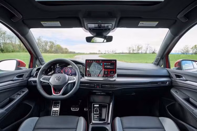 Tuy nhiên, bù lại, Golf lại được đánh giá cao ở khả năng vận hành và thiết kế thể thao đậm chất châu Âu. Toàn bộ các phiên bản Golf tại Việt Nam sẽ chỉ có kiểu dáng hatchback.